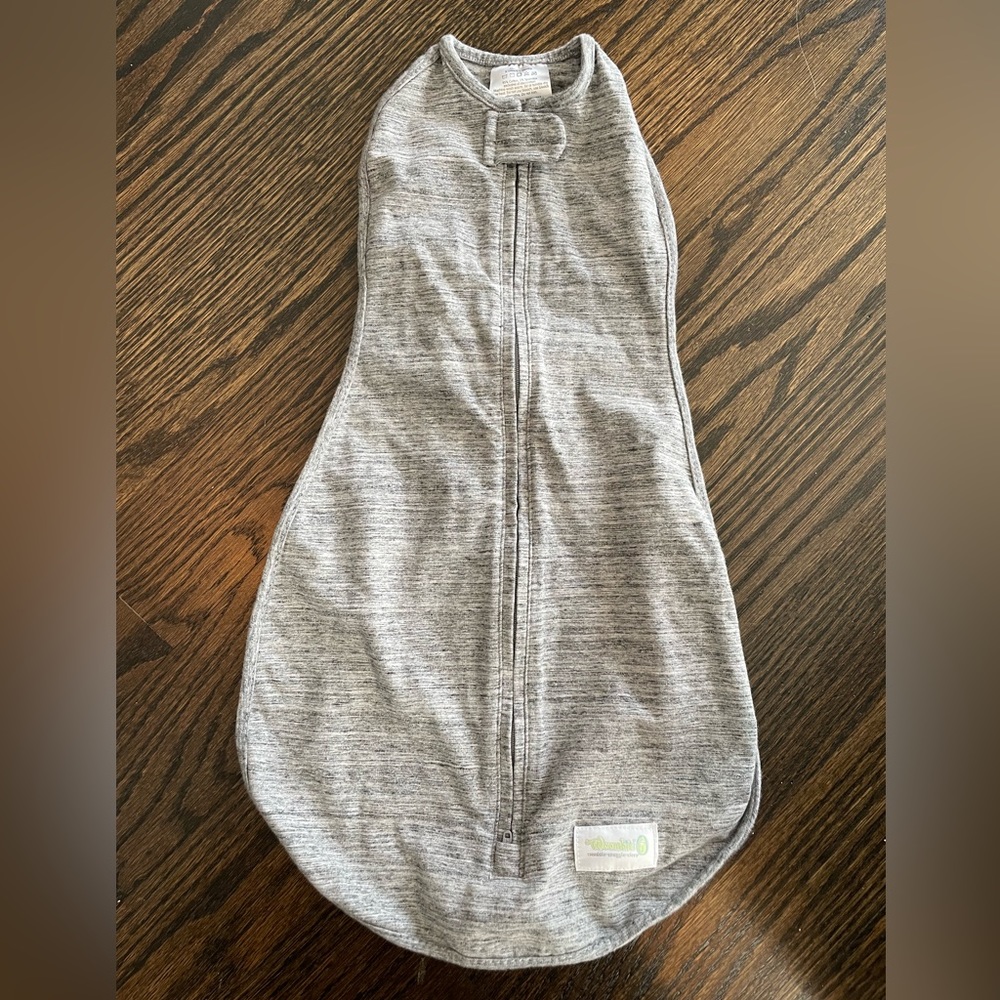 NWOT Woombie Swaddle 0-3months